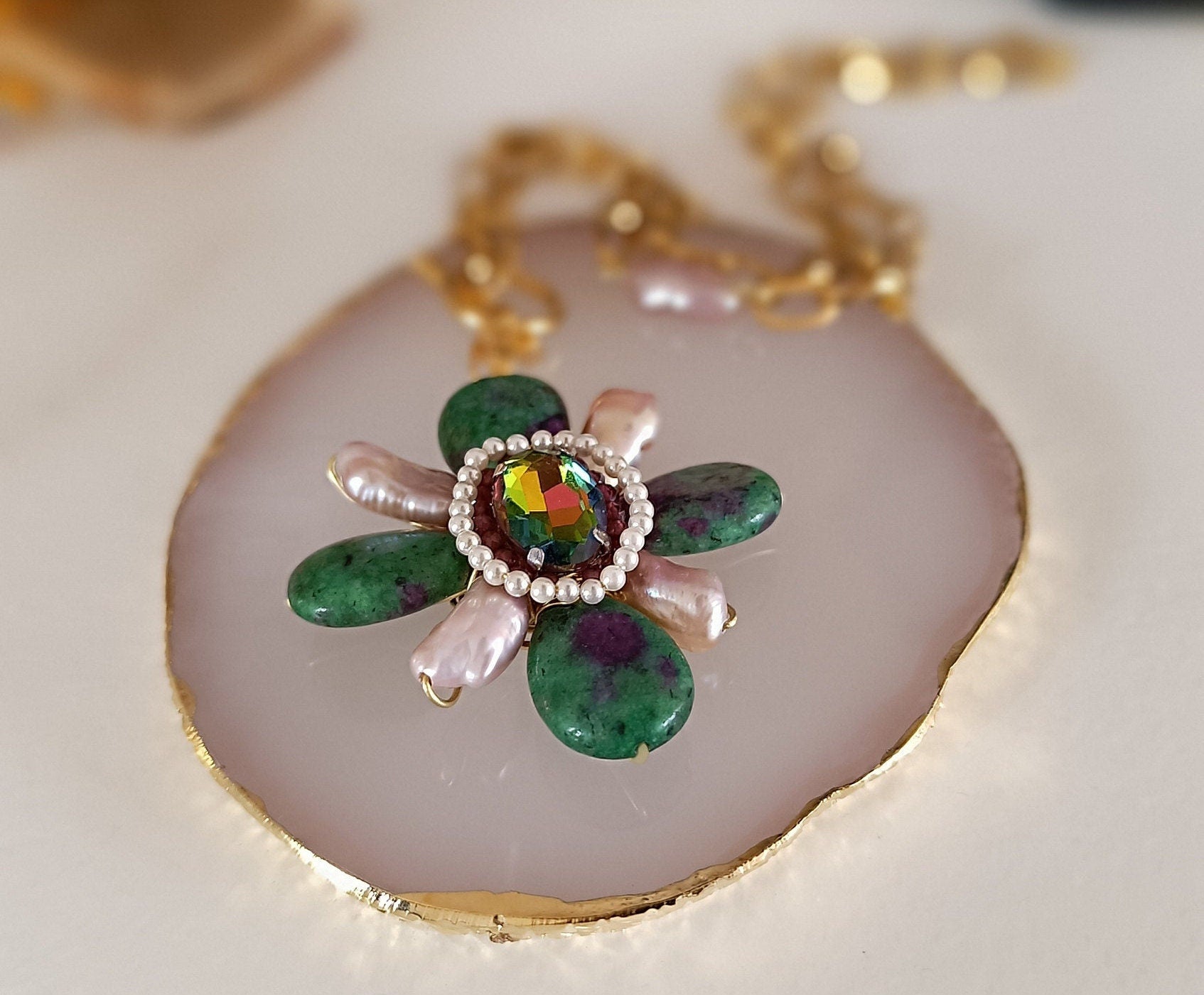 Pendentif croix vintage en laiton avec zoïsite