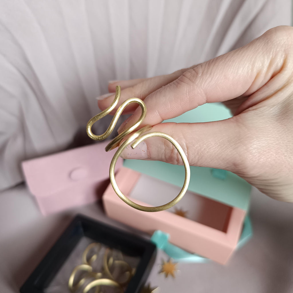 Large minimalist brass ring, handcrafted and adjustable. Open design, perfect for both men and women. Stylish statement jewelry with a bold modern look. Ideal for everyday wear or special occasions. Comes in elegant gift packaging.