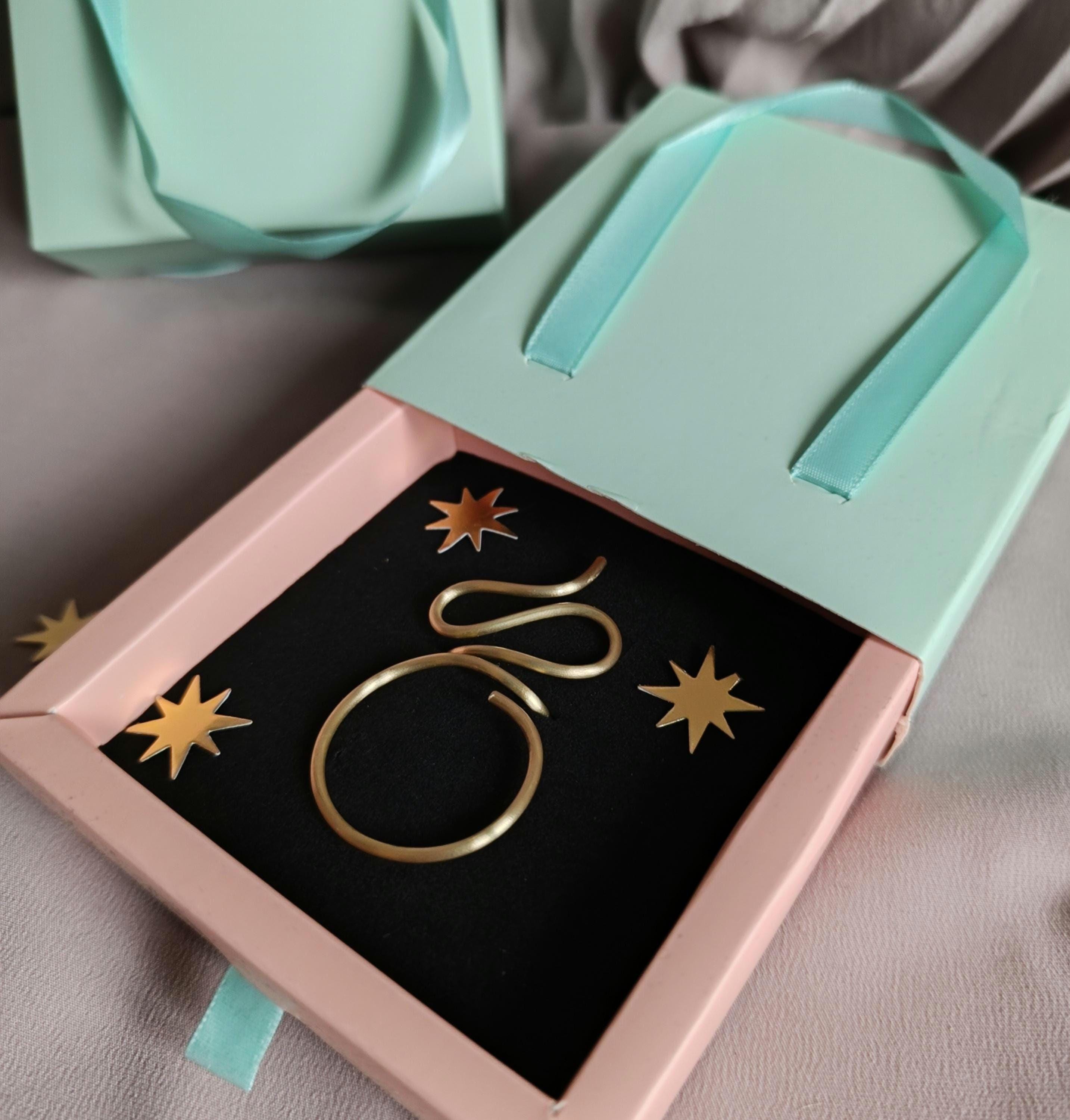 Large minimalist brass ring, handcrafted and adjustable. Open design, perfect for both men and women. Stylish statement jewelry with a bold modern look. Ideal for everyday wear or special occasions. Comes in elegant gift packaging.