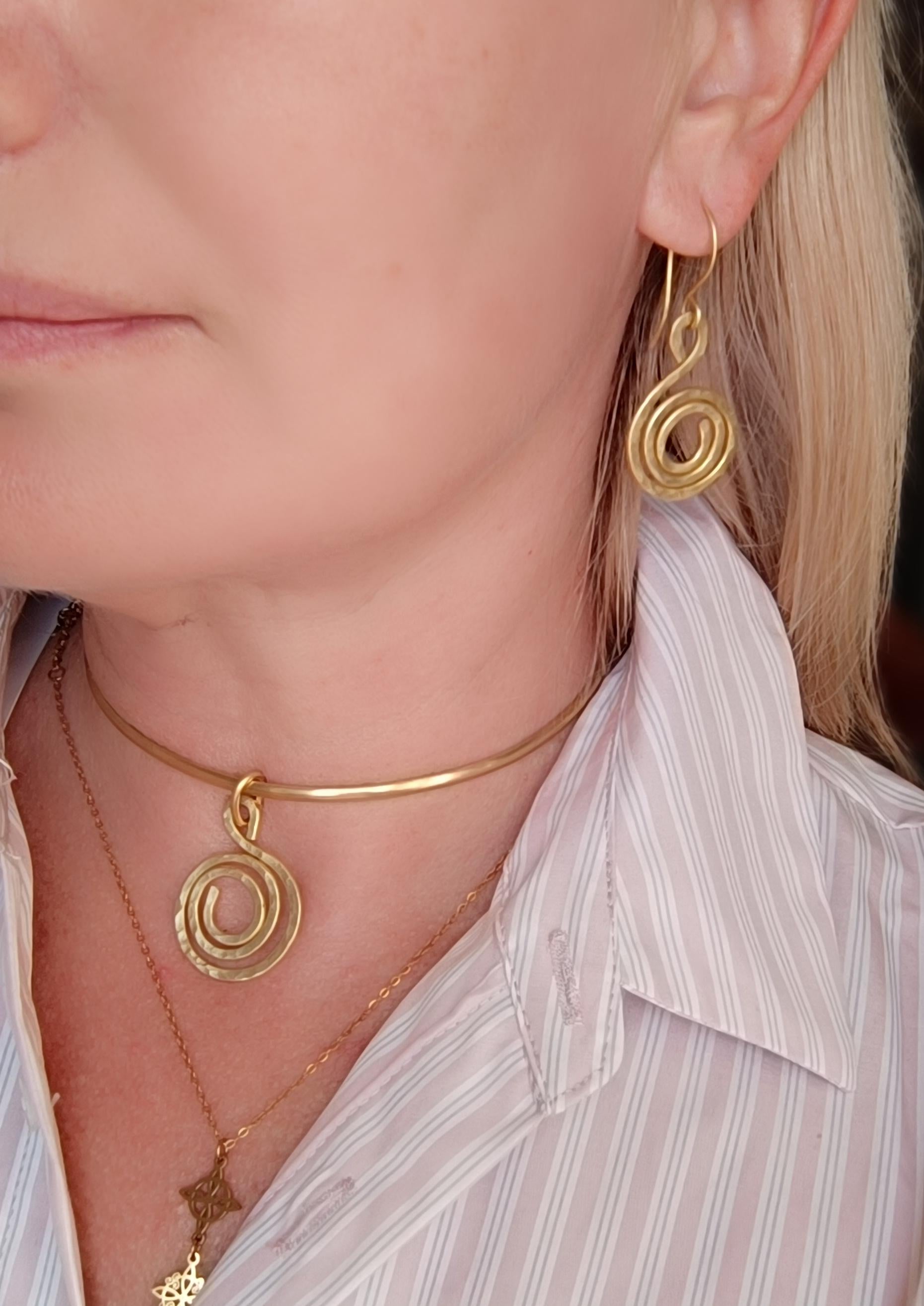 Minimalist Spiral Choker Necklace
