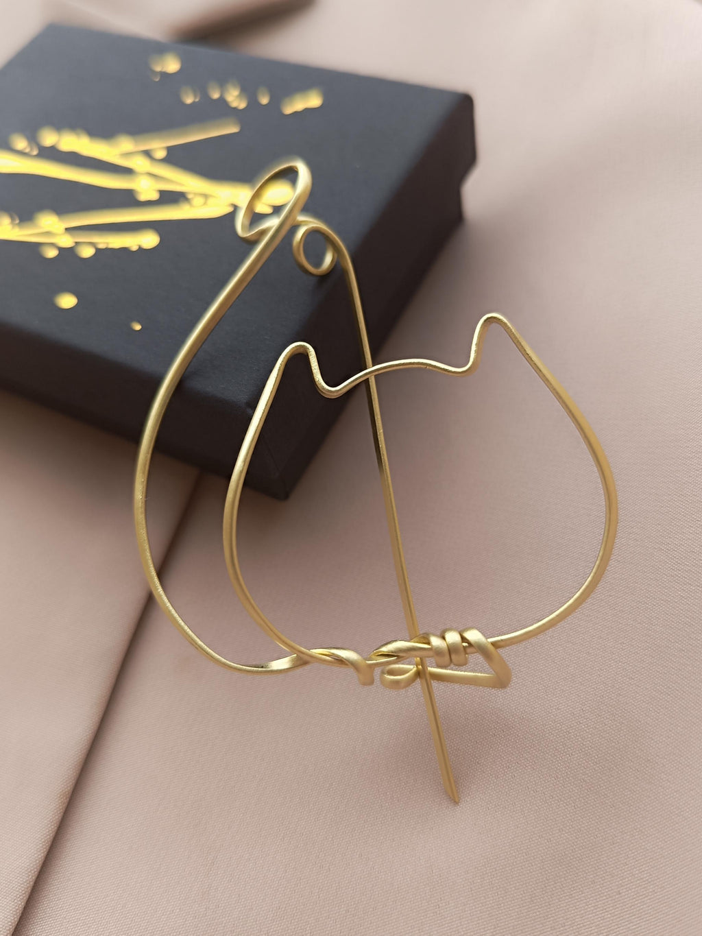 Minimalist Cat Brooch Brass