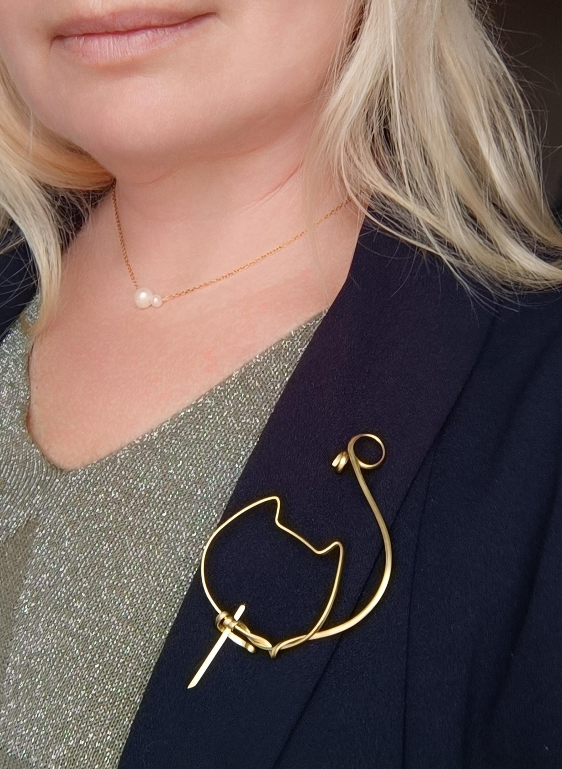 Minimalist Cat Brooch Brass
