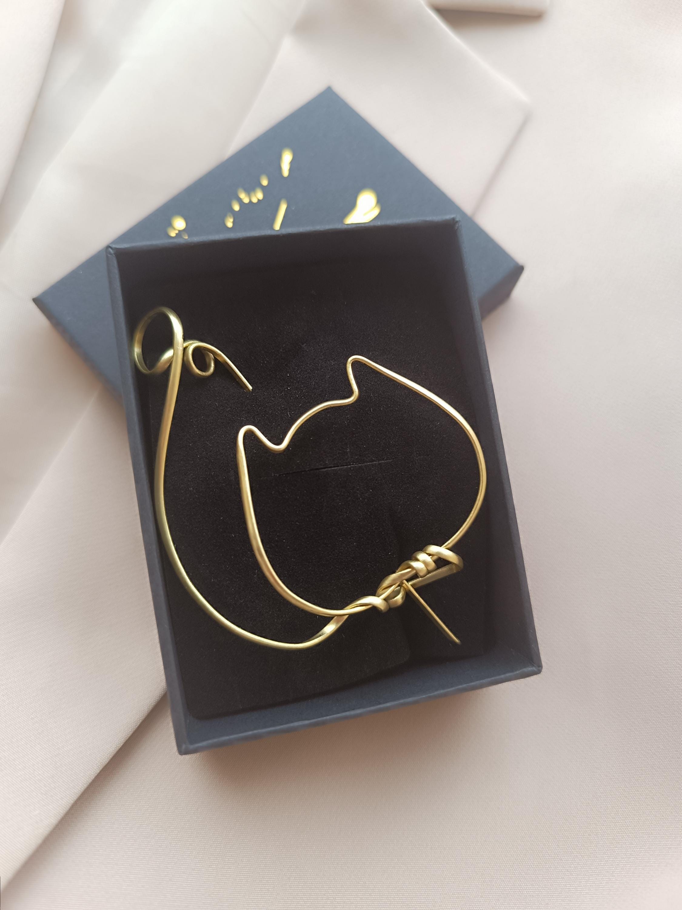 Minimalist Cat Brooch Brass